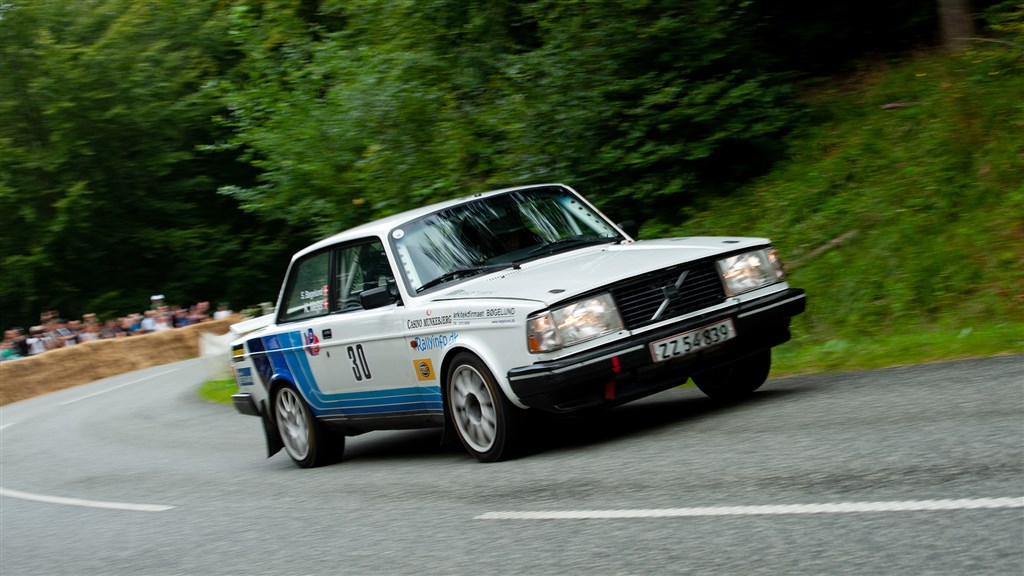 Nogle af de mange tilskuere følger her Kurt Mejer kort før mål på Munkebjerg bakken.
(Foto: rallypics.dk / Viggo Johansen)